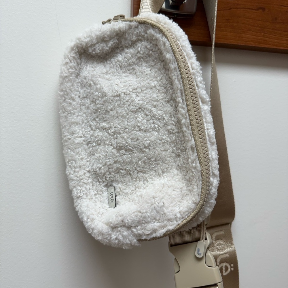 LOLE FLEECE CROSSBODY BELT BAG color Ivory NWOT GREAT GIFT IDEA - Picture 2 of 7
